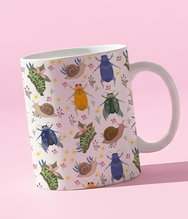 Taza 11 oz Pattern Microcosmos. Diseño integral con orugas, caracoles y escarabajos ilustrados.